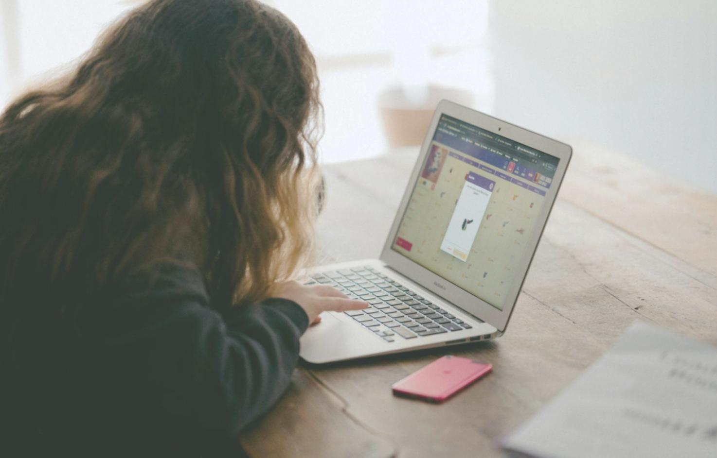 Équipe travaillant sur des projections financières en startup