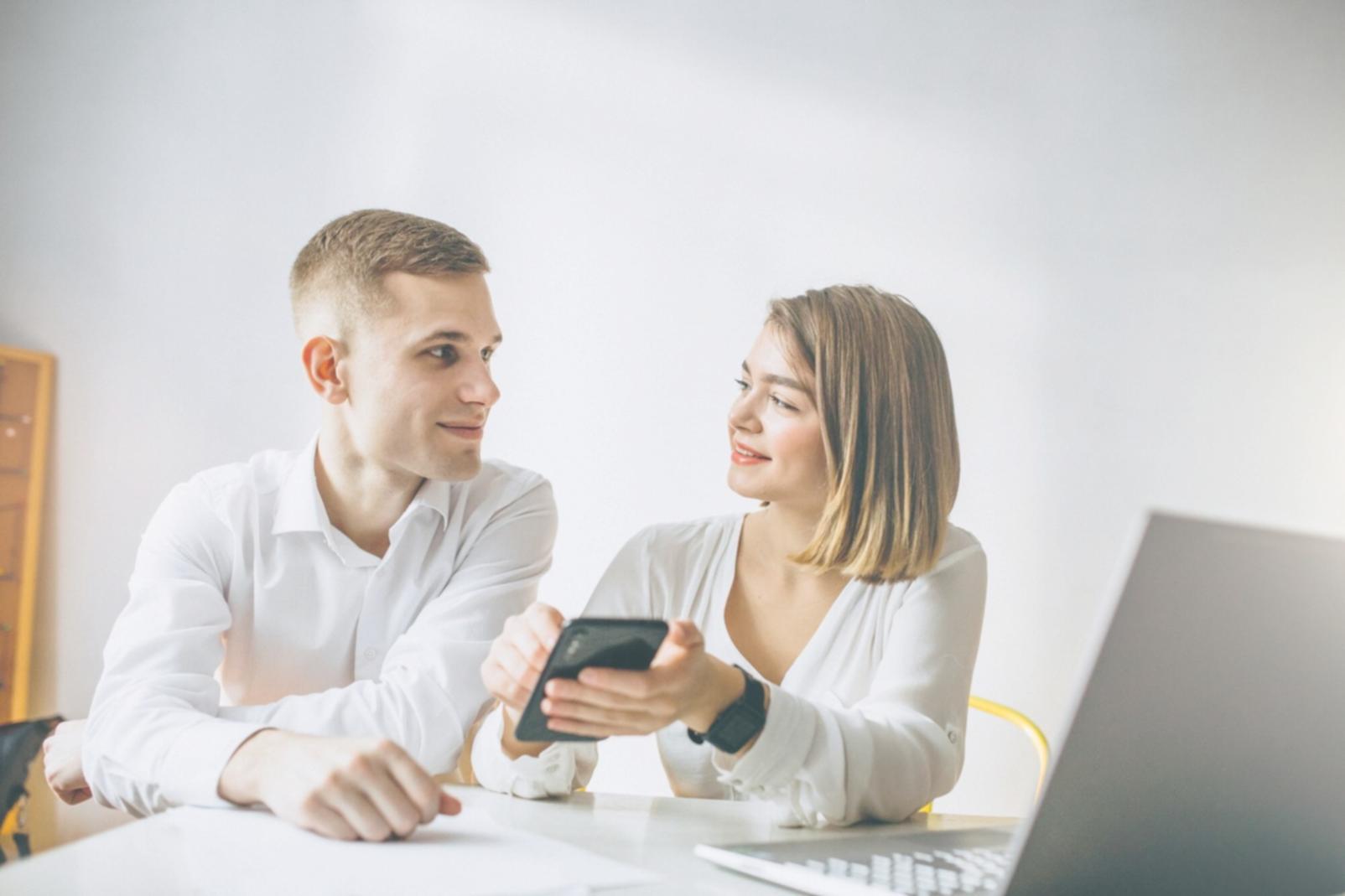 Professionnel présentant des données financières lors d'une réunion stratégique